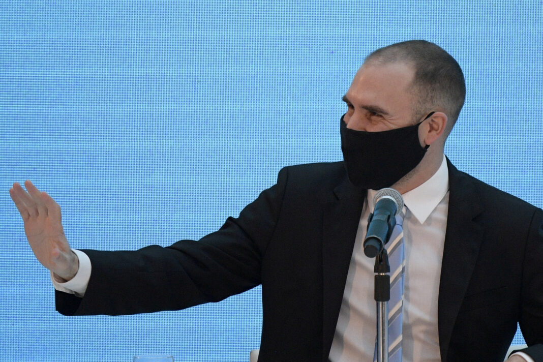 Foto de archivo - El ministro de Economía de Argentina, Martín Guzmán, saluda antes de asistir a una reciente conferencia de prensa en el Palacio Presidencial Casa Rosada, en Buenos Aires. Aug 31, 2020. REUTERS/File Photo