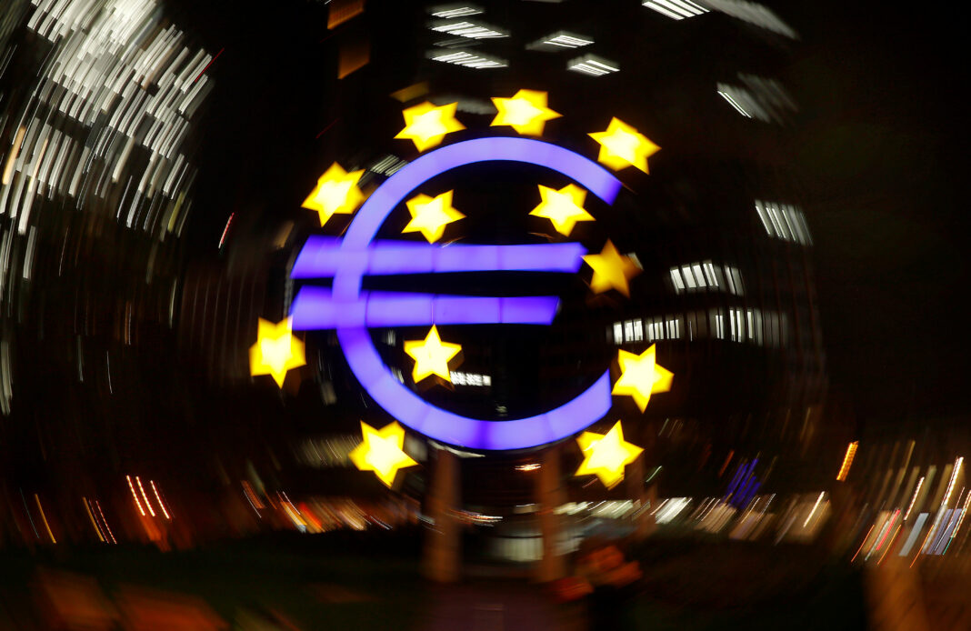 FOTO DE ARCHIVO. El símbolo del euro frente a la antigua sede del Banco Central Europeo, en Fráncfort, Alemania. 9 de abril de 2019. REUTERS/Kai Pfaffenbach