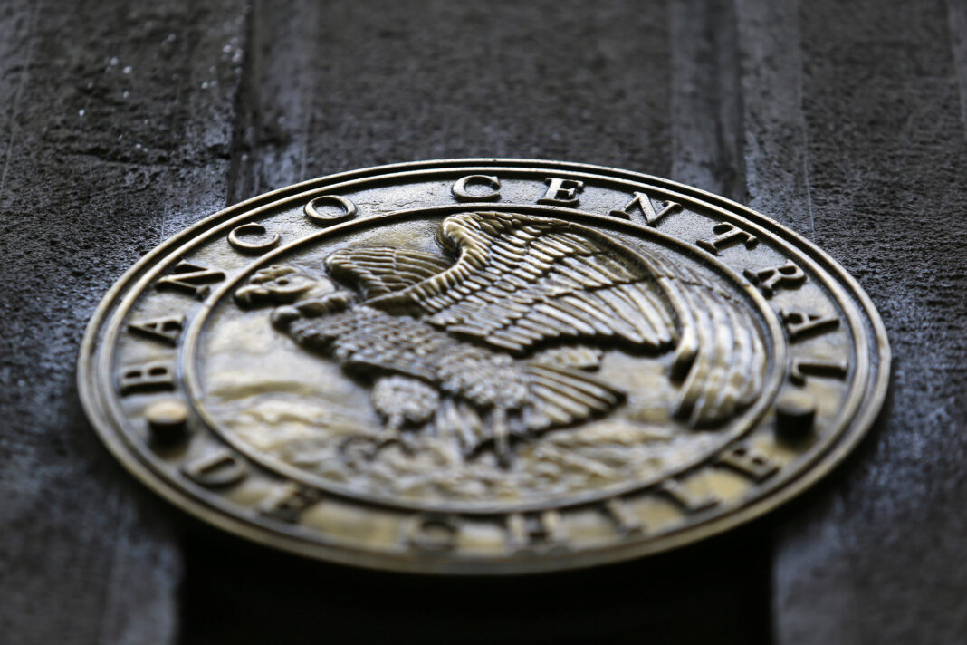 Imagen de archivo del emblema del Banco Central de Chile en su sede en Santiago, Chile, el 24 de marzo de 2017. REUTERS/Ivan Alvarado