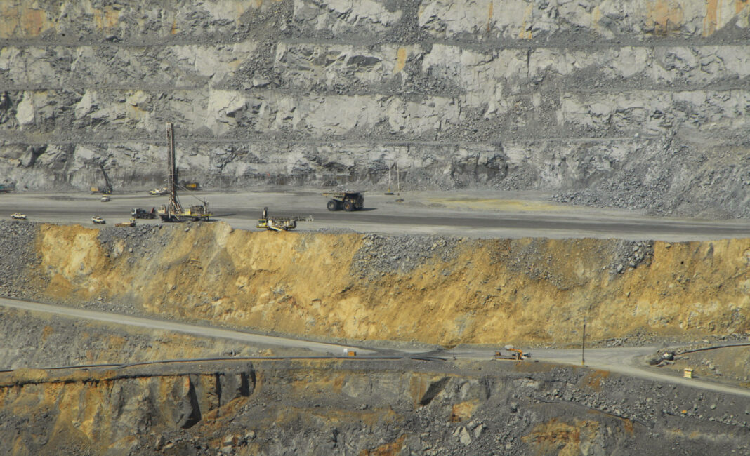 IMAGEN DE ARCHIVO. Vista del rajo abierto de la mina de oro y cobre Batu Hijau, de Newmont Mining Corp, en la isla Sumbawa, en Indonesia. Septiembre 21, 2012 REUTERS/Neil Chatterjee