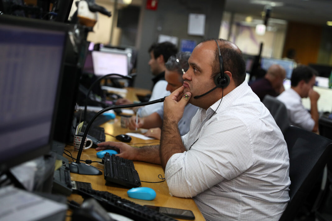 Imagen de archivo de operadores en la bolsa de Sao Paulo, Brasil, 27 de febrero de 2020. REUTERS/Amanda Perobelli