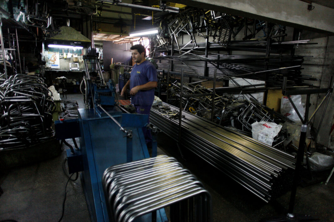 Un hombre trabaja en una máquina en una fábrica en Buenos Aires, Argentina. Foto de archivo Feb 16, 2018. REUTERS/Martin Acosta