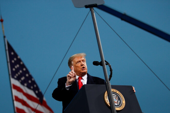 FOTO DE ARCHIVO. El presidente de Estados Unidos, Donald Trump, habla durante un evento de campaña en Fayetteville, Carolina del Norte, EEUU. 19 de septiembre de 2020. REUTERS/Tom Brenner