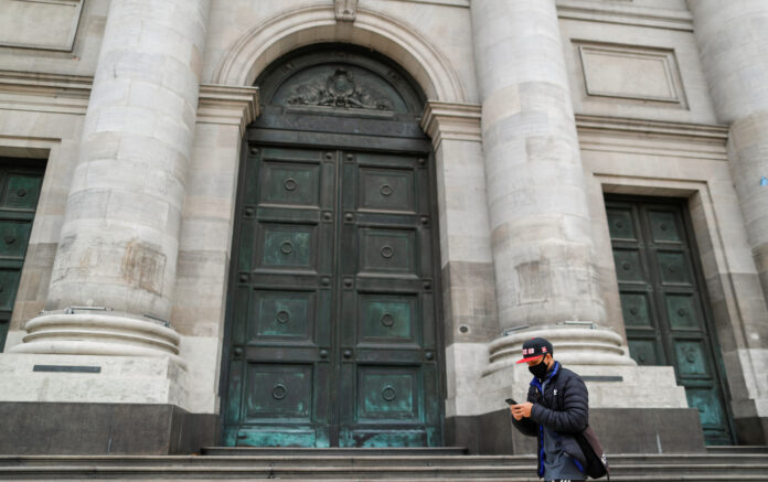 Foto de archivo: un hombre luciendo un barbijo camina por el frente de la sede central del Banco de la Nación Argentina en Buenos Aires. 21 mayo, 2020. REUTERS/Agustin Marcarian