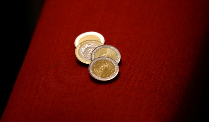 Monedas de uno y dos pesos argentinos. Foto de archivo Sep 6, 2018. REUTERS/Marcos Brindicci