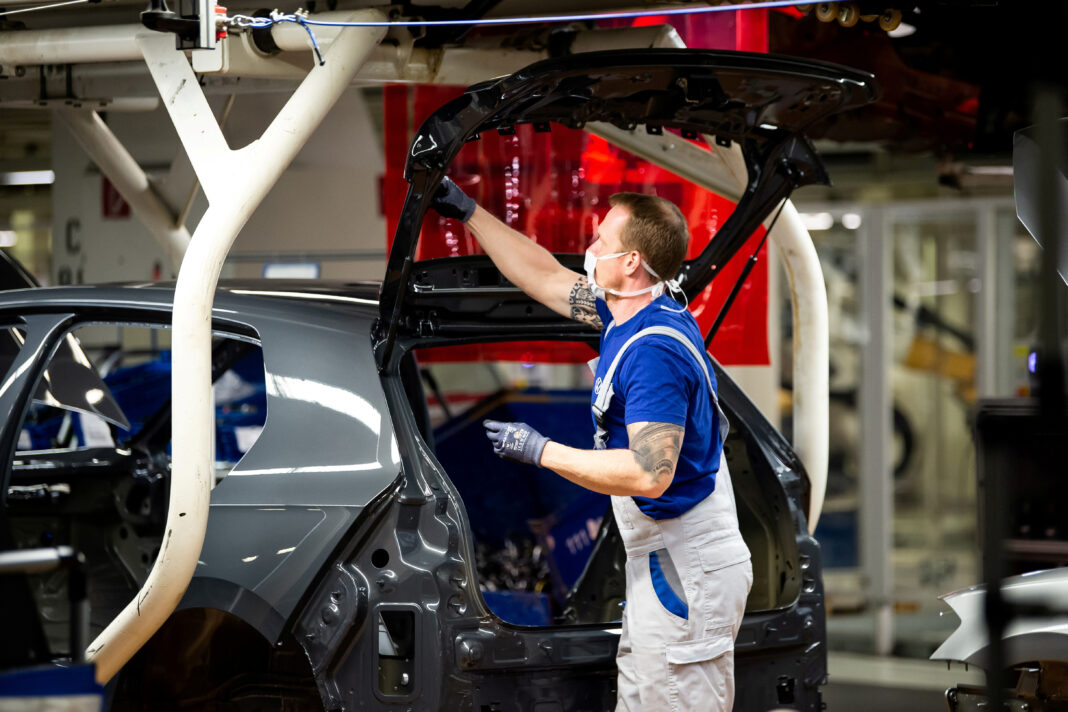 FOTO DE ARCHIVO. Un trabajador lleva una máscara protectora en la planta de ensamblaje Volkswagen en Wolfsburgo, Alemania. Swen Pfoertner/Pool via REUTERS/File Photo