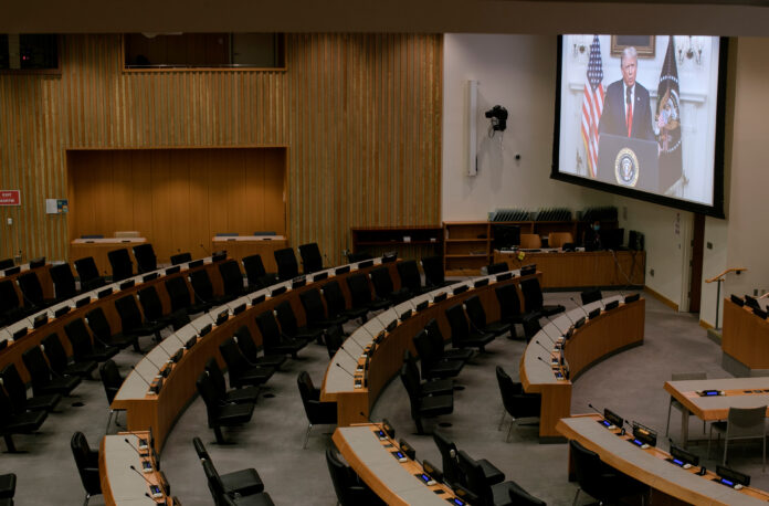 El presidente de Estados Unidos, Donald Trump, se ve en una pantalla a través de una ventana hacia una sala de conferencias vacía mientras pronuncia un discurso pregrabado en la 75a Asamblea General anual de la ONU en la sede de las Naciones Unidas, en Nueva York, EEUU. 22 de septiembre de 2020. REUTERS/Mike Segar