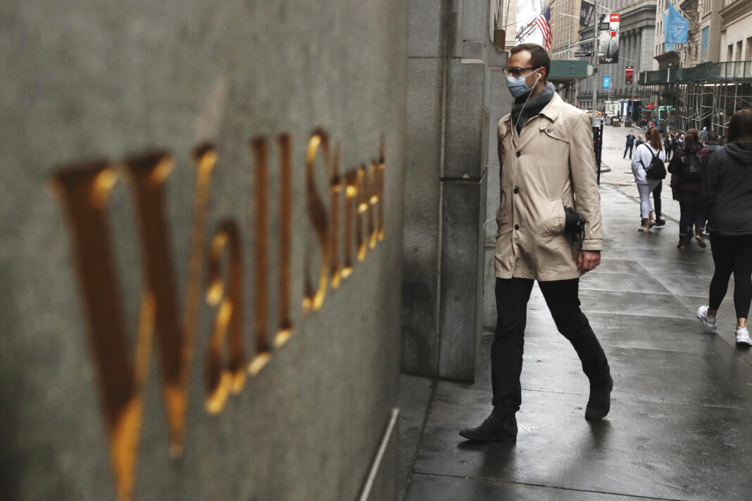 Imagen de archivo de un hombre con mascarilla caminando por Wall Street, en Nueva York, EEUU. 13 marzo 2020. REUTERS/Lucas Jackson