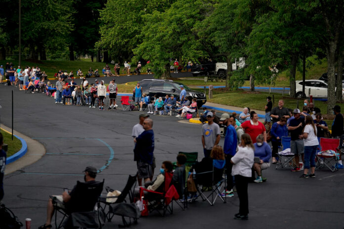 FOTO DE ARCHIVO. Las personas hacen fila fuera del Kentucky Career Center para buscar asistencia fiscal por la crisis de desempleo Frankfort, Kentucky, U.S. June 18, 2020. REUTERS/Bryan Woolston