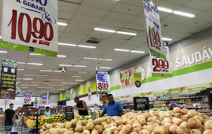 magen de archivo de clientes mirando precios en un supermercado en Río de Janeiro, Brasil. 28 de julio, 2018. REUTERS/Sergio Moraes