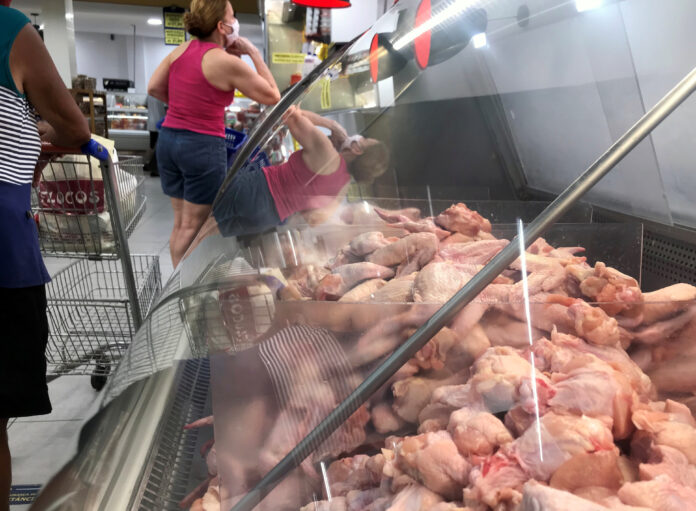 FOTO DE ARCHIVIO-Pollos, en venta en un mercado en medio del brote de la enfermedad coronavirus (COVID-19), en Río de Janeiro, Brasil. 13 de agosto de 2020. REUTERS/Ricardo Moraes