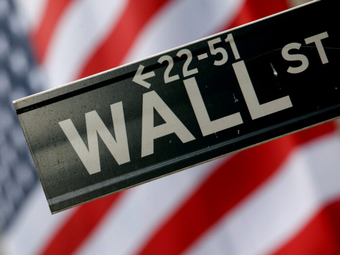 FOTO DE ARCHIVO: Un cartel en frente a la Bolsa de Nueva York en Wall Street en Nueva York. 10 de febrero de 2009. REUTERS/Eric Thayer/