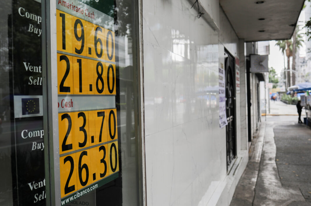Imagen de archivo de una pizarra que exhibe tasas de cambio en Ciudad de México, el 17 de septiembre de 2020. REUTERS/Henry Romero