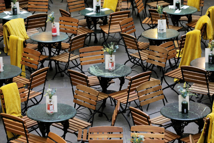 IMAGEN DE ARCHIVO. Una terraza de un restaurante permanece vacía en Covent Garden, en Londres, Inglaterra. Marzo 13, 2020. REUTERS/Simon Dawson