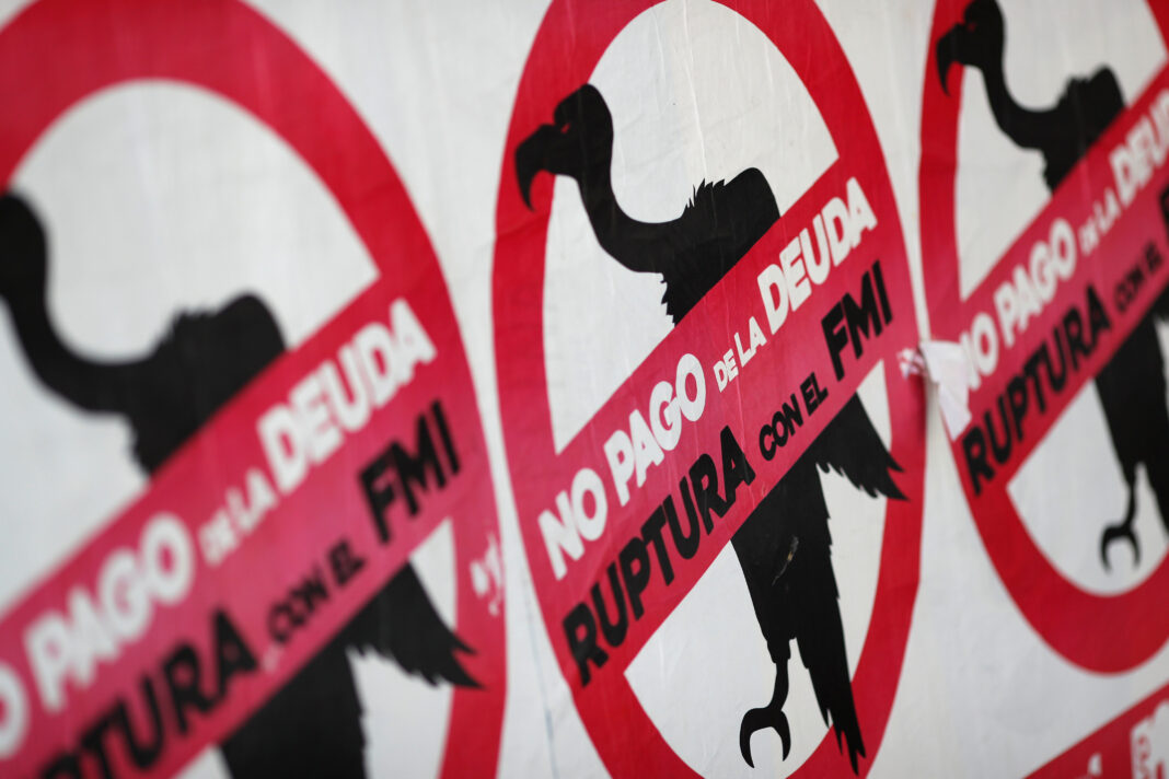 Foto de archivo: imagen de un cartel en contra del pago de la deuda que mantiene el país con el Fondo Monetario Internacional (FMI) en una calle en Buenos Aires, Argentina. 27 mayo, 2020. REUTERS/Agustin Marcarian