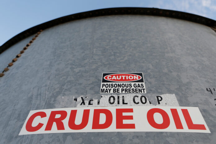 Imagen de archivo de un tanque de almacenaje de crudo en Mentone, Texas, EEUU. 22 noviembre 2019. REUTERS/Angus Mordant