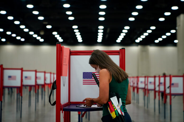 FOTO DE ARCHIVO. Una votante llena su papeleta el día de las elecciones primarias en Louisville, Kentucky, Estados Unidos. 23 de junio de 2020. REUTERS/Bryan Woolston