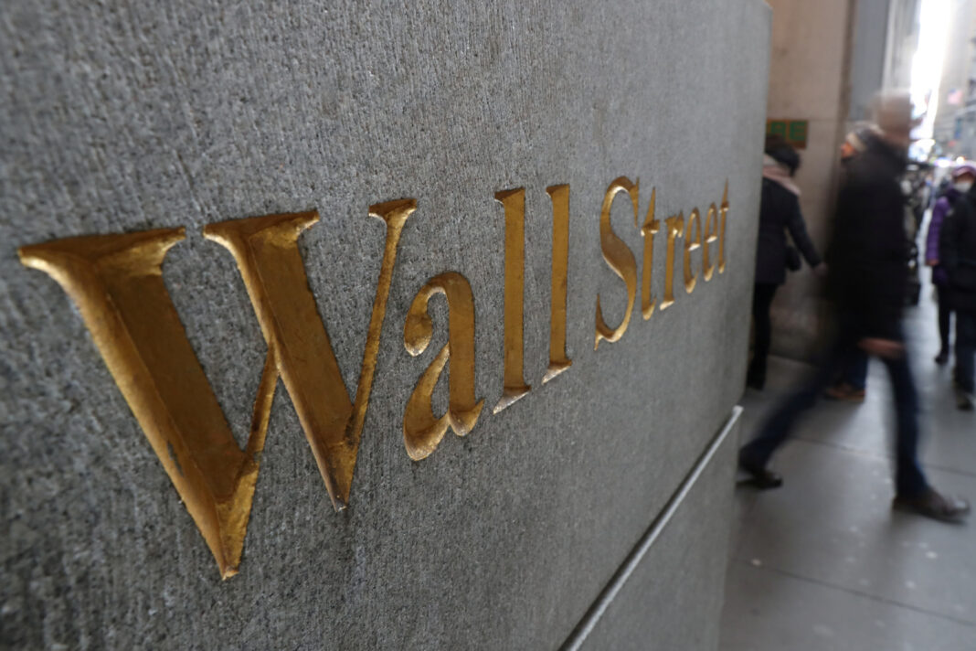 IMAGEN DE ARCHIVO. La señal de la calle Wall Street en el muro de la Bolsa de Valores de Nueva York (NYSE), en Nueva York, EEUU, Enero 3, 2019. REUTERS/Shannon Stapleton/