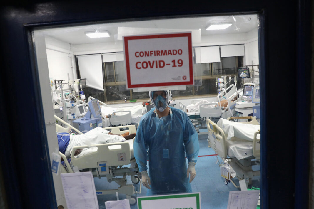 Foto de archivo. Un trabajador de salud atiende una sala de pacientes con Covid-19 en un hospital de Santiago, Chile. Junio, 2020. REUTERS/Ivan Alvarado