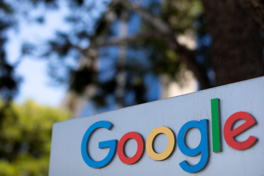 Un logo de Google se observa en uno de los complejos de oficinas de la compañía en Irvine, California, Estados Unidos, 27 de julio, 2020. REUTERS/Mike Blake