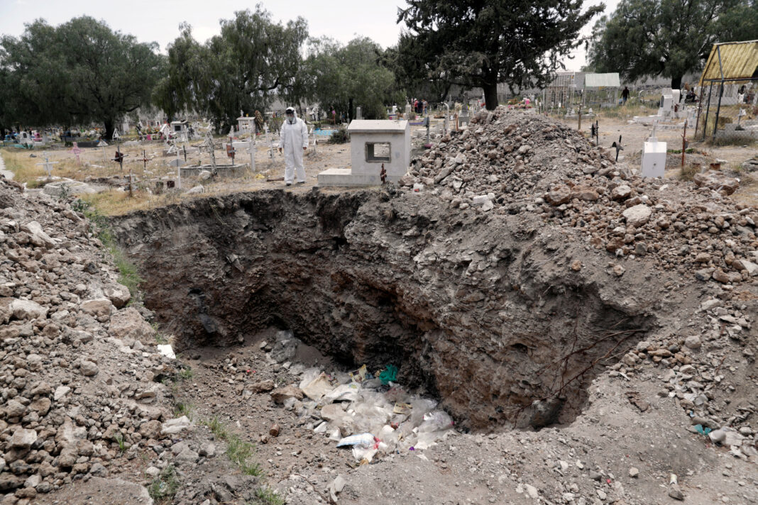 FOTO DE ARCHIVO. Imagen referencial de una fosa en un cementerio, en Ecatepec de Morelos, México. 19 de junio de 2020. REUTERS/Henry Romero