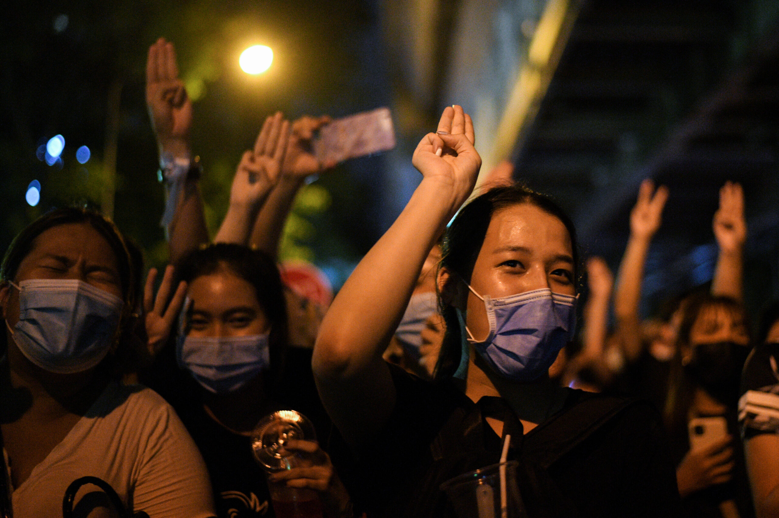 La gente muestra el saludo de tres dedos durante una reunión de manifestantes prodemocracia que exigen al gobierno que renuncie y libere a los líderes detenidos en Bangkok, Tailandia. 15 de octubre de 2020. REUTERS/Chalinee Thirasupa