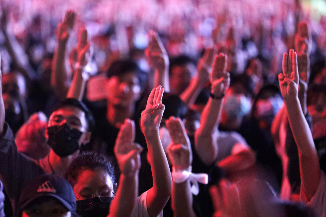 La gente muestra el saludo de tres dedos durante las protestas contra el gobierno, en Bangkok, Tailandia. 15 de octubre de 2020. REUTERS/Soe Zeya Tun