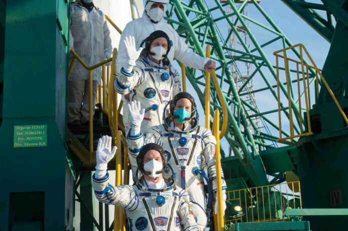 Los miembros de la tripulación de la Estación Espacial Internacional (EEI) Kathleen Rubins de la NASA, Sergey Ryzhikov y Sergey Kud-Sverchkov de la agencia espacial rusa Roscosmos abordan la nave espacial Soyuz MS-17 para el lanzamiento en el Cosmódromo Baikonur, Kazajistán. 14 de octubre, 2020. Andrey Shelepin/GCTC/Agencia espacial rusa Roscosmos/Handout via REUTERS