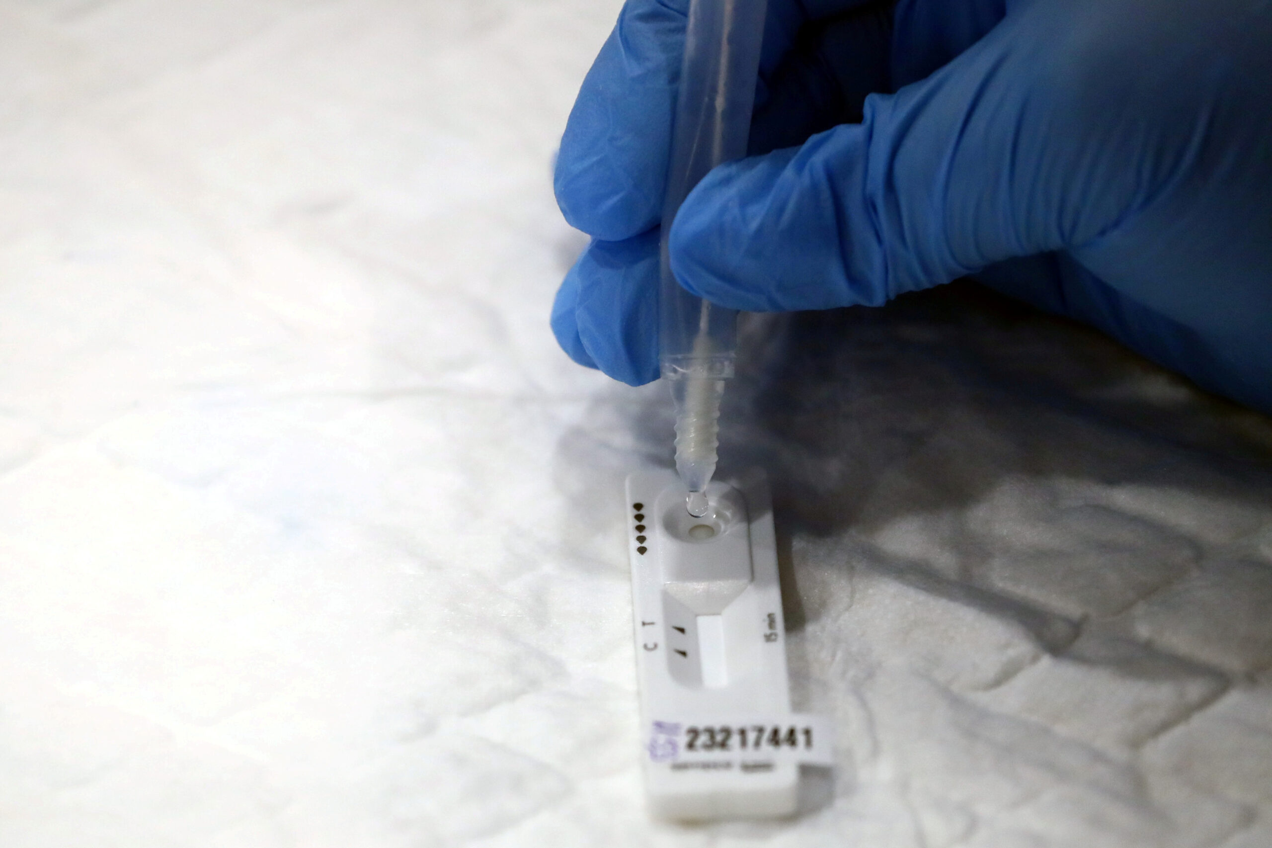 FOTO DE ARCHIVO: Un trabajador de la salud realiza una prueba de antígenos en Vallecas, en Madrid, España, el 29 de septiembre de 2020. REUTERS/Sergio Pérez