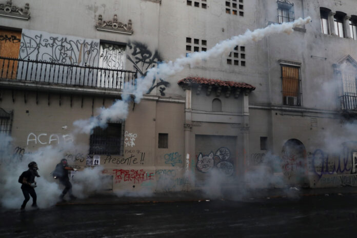 Foto de archivo ilustrativa de una protesta contra el Gobierno chileno en Santiago. Oct 9, 2020. REUTERS/Ivan Alvarado