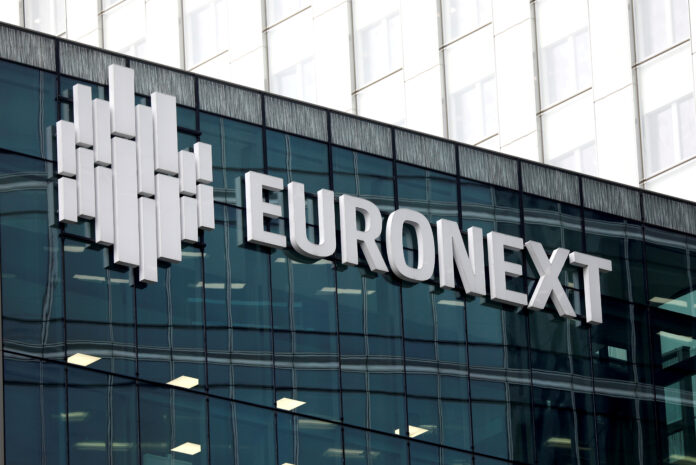 FOTO DE ARCHIVO: El logo del operador bursátil Euronext, en un edificio del distrito financiero de la Defense en Courbevoie, cerca de París, Francia. 14 de mayo de 2018. REUTERS/Charles Platiau/Archivo Foto