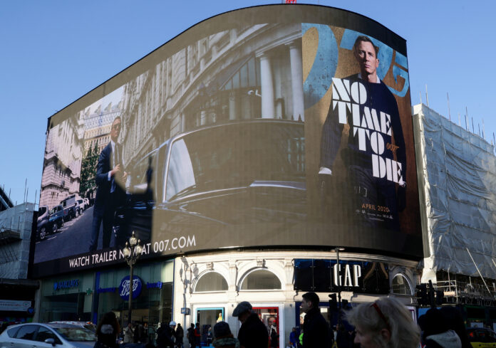 FOTO DE ARCHIVO: Exhibición en Londres del tráiler de la película de James Bond 