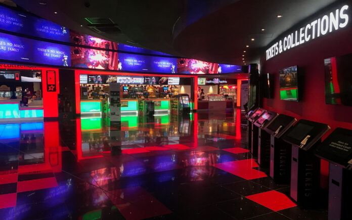 FOTO DE ARCHIVO: Vista general de un vestíbulo de cine vacío de Cineworld en Hemel Hempstead, Reino Unido, 17 de marzo de 2020. REUTERS/Matthew Childs