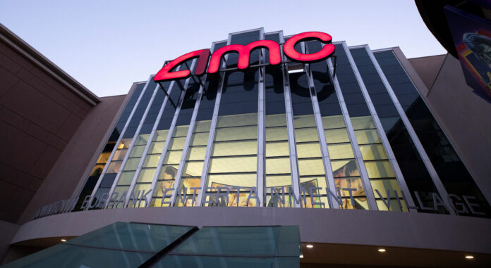 Foto de un cine de la cadena AMC en Burbank, California. Jun 30, 2020. REUTERS/Mario Anzuoni