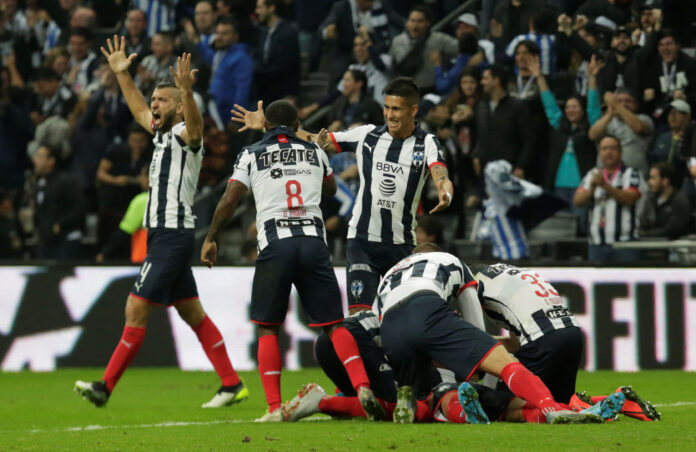 Foto de archivo de jugadores de Monterrey celebrando un gol en torneo mexicano. Estadio BBVA, Monterrey, México. 26 de diciembre de 2019. REUTERS/Daniel Becerril