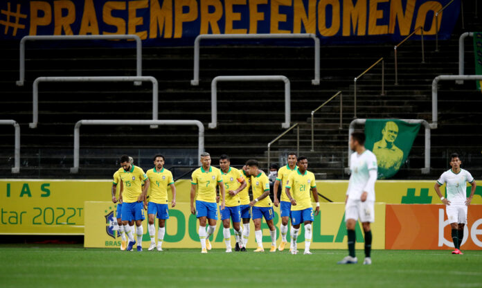 Philippe Coutinho celebra con sus compañeros tras anotar el quinto gol con el que Brasil ganó 5-0 a Bolivia en eliminatoria sudamericana para Mundial. Arena Corinthians, Sao Paulo, Brasil. 9 de octubre de 2020. Pool via Reuters/Buda Mendes