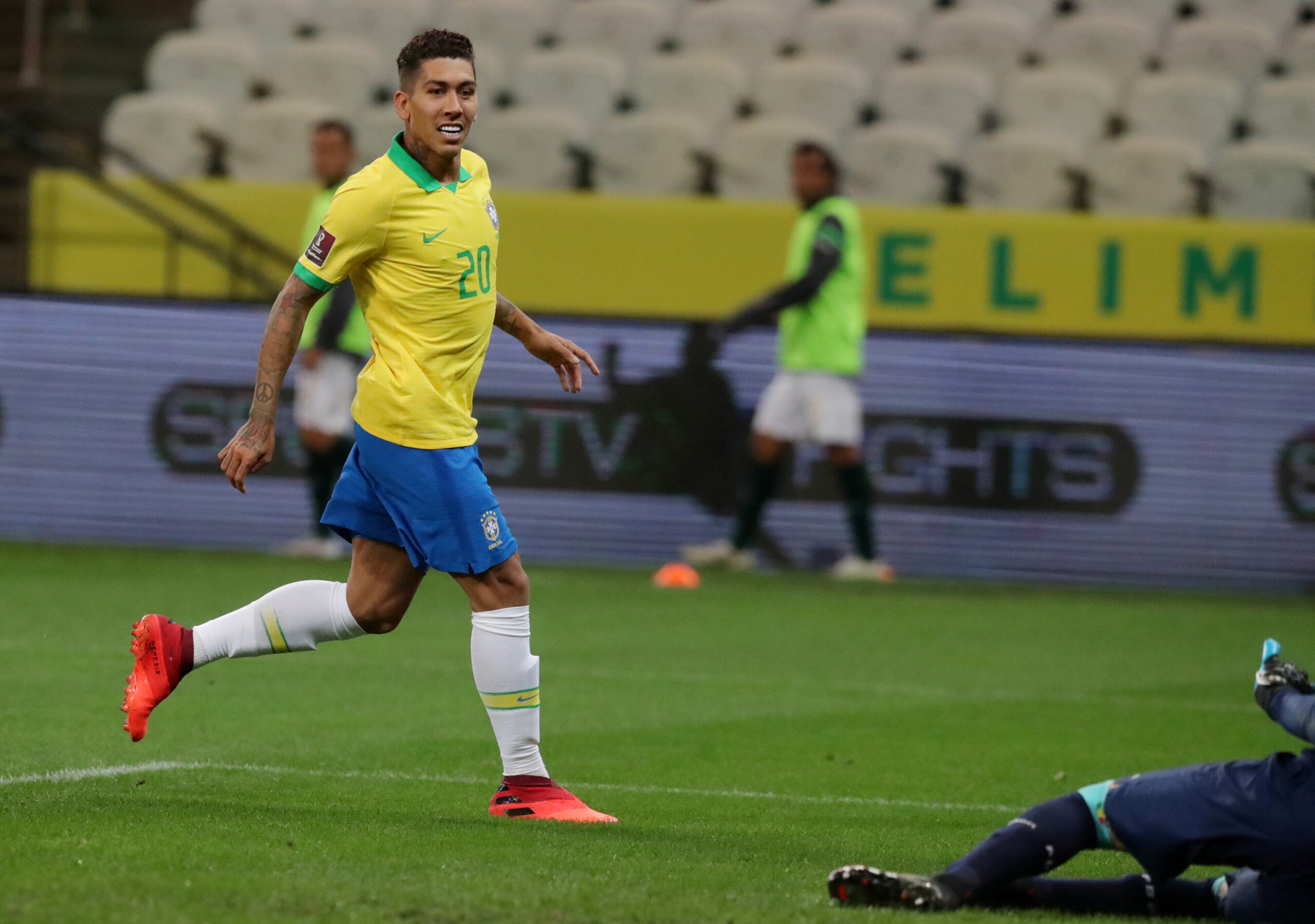 Firmino celebra tras anotar su segundo gol en la victoria de Brasil sobre Bolivia en eliminatoria sudamericana para el Mundial. Arena Corinthians, Sao Paulo, Brasil. 9 de octubre de 2020. REUTERS/Amanda Perobelli