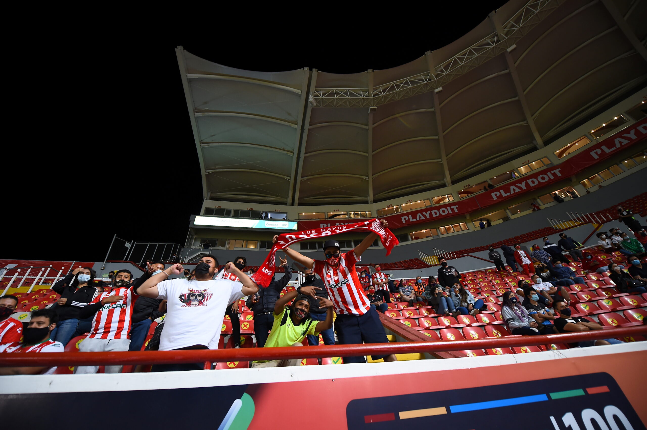 Aficionados durante el primer partido que marcó el regreso del público a los estadios de fútbol en México. Estadio Victoria, Aguascalientes, México. 16 de octubre de 2020.