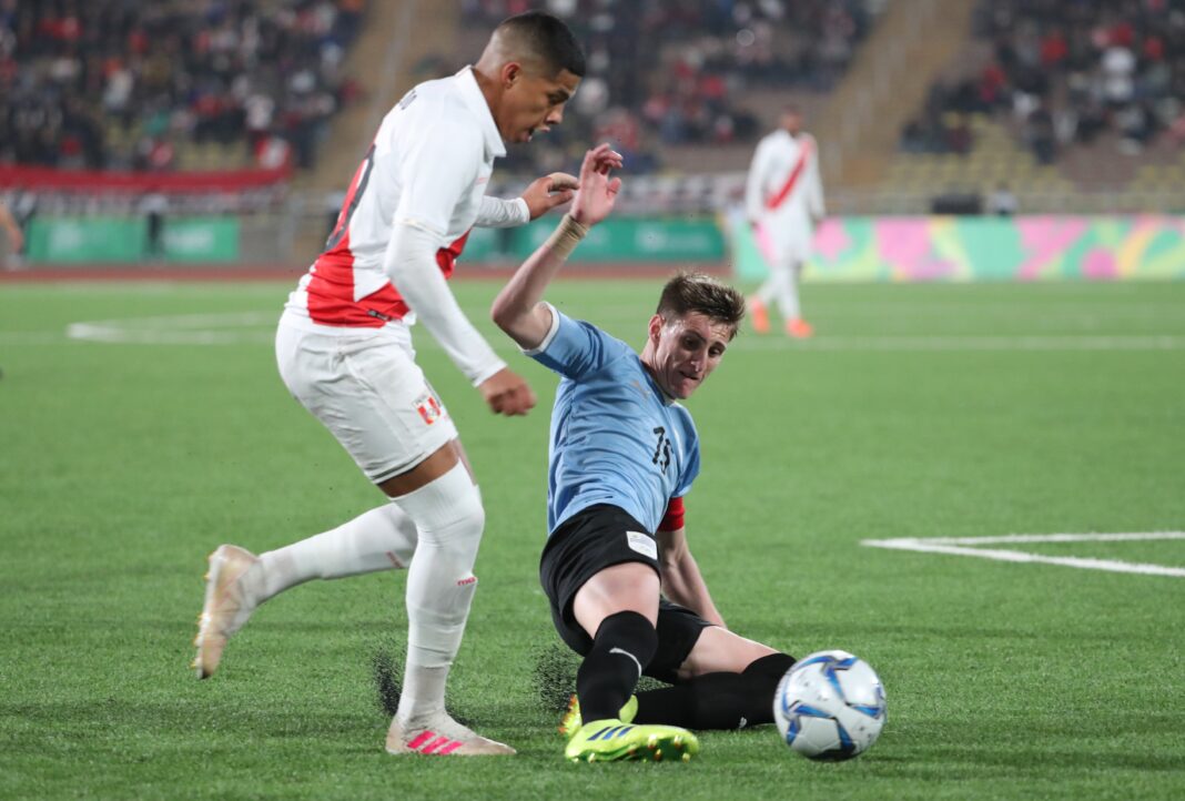 Foto de archivo de Facundo Waller barriéndose durante partido de Juegos Panamericanos entre selecciones de Uruguay y Perú. Estadio San Marcos, Lima, Perú. 29 de julio de 2019. REUTERS/Sergio Moraes