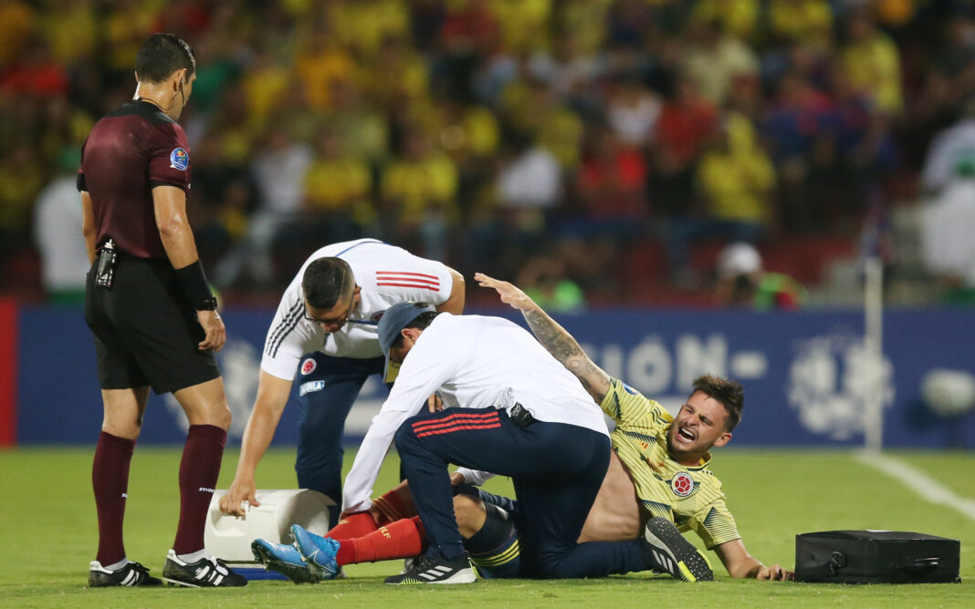 Foto de archivo de Nicolás Benedetti recibiendo atención médica tras lesionarse rodilla durante partido entre selecciones preolímpicas de Colombia y Uruguay. Estadio Alfonso López, Bucaramanga, Colombia. 9 de febrero de 2020. REUTERS/Luisa González