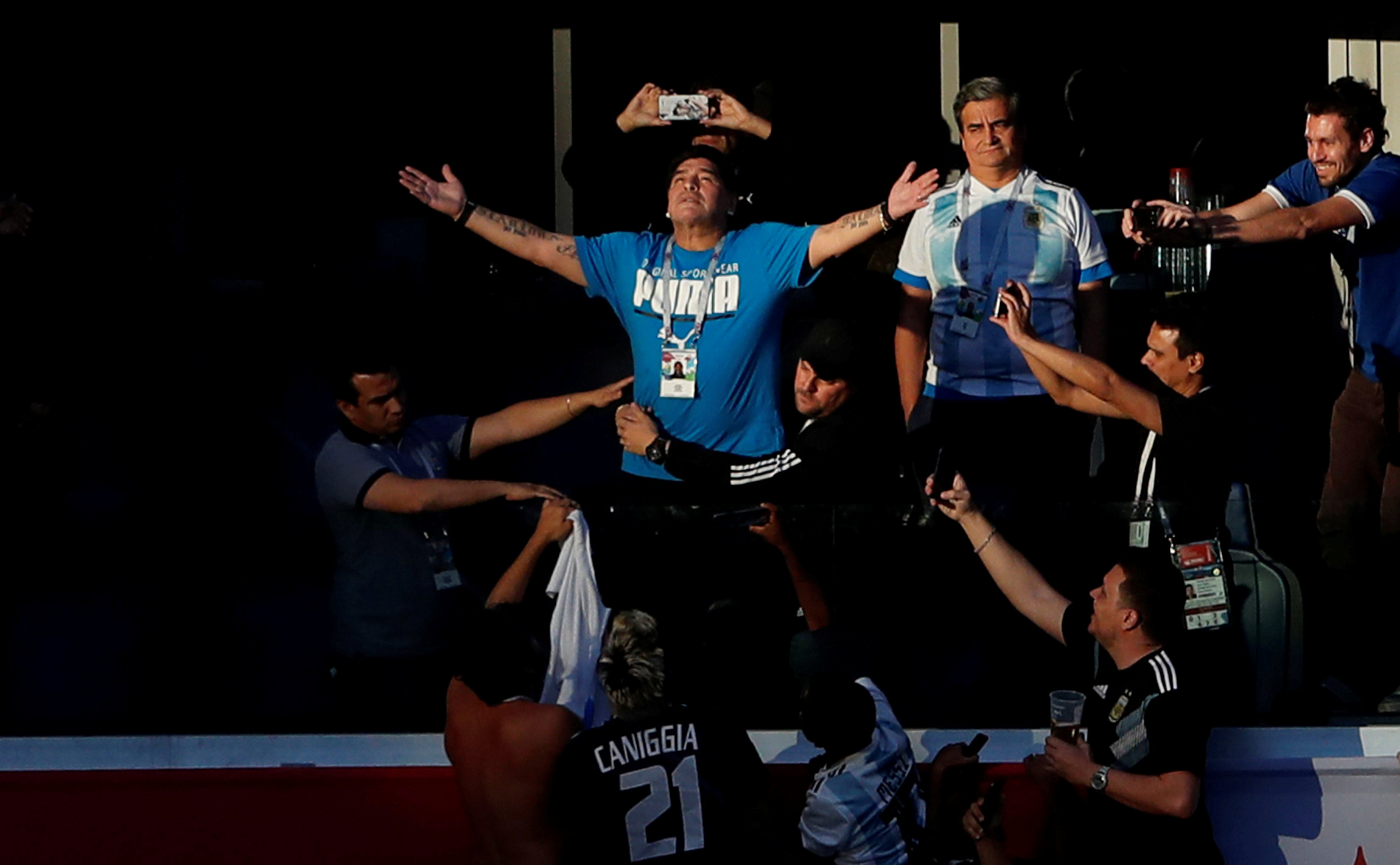 IMAGEN DE ARCHIVO. Personas tomas fotografías al exastro del fútbol argentino Diego Maradona durante el partido entre Argentina y Nigeria por el Grupo D del Mundial de Rusia, en San Petersburgo - Junio 26, 2018 REUTERS/Lee Smith/File Photo