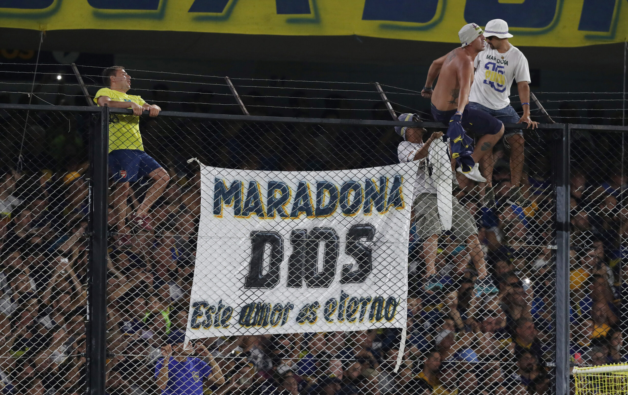 Foto de archivo ilustrativa de una bandera de la hinchada de Boca en homenaje a Diego Maradona en el partido con Gimnasia y Esgrima en La Bombonera de Buenos Aires.  Mar 7, 2020   REUTERS/Agustin Marcarian