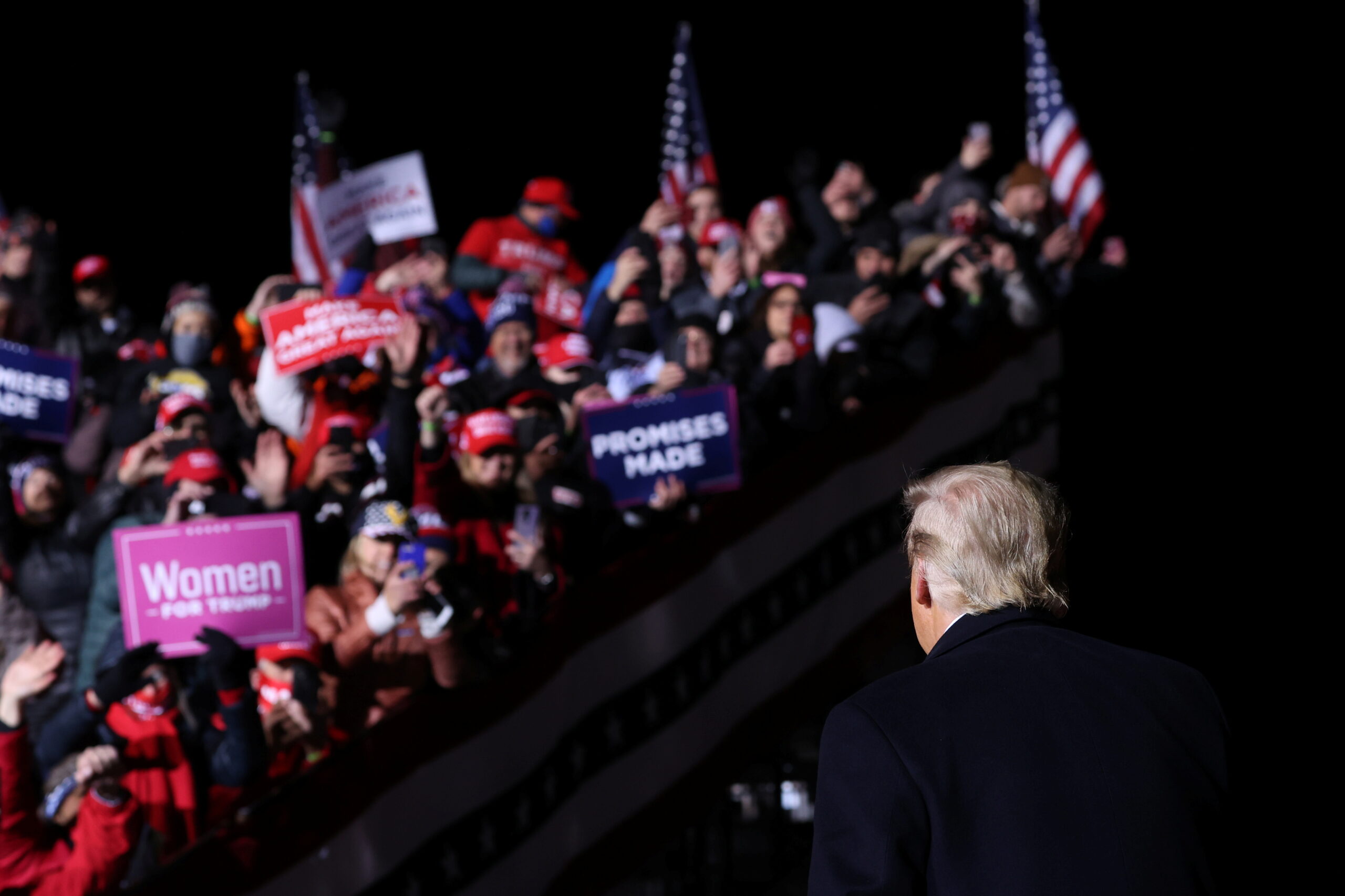 El presidente de los Estados Unidos, Donald Trump, ante sus partidarios en un mitin en el aeródromo de Eppley en Omaha, Nebraska, Estados Unidos, el 27 de octubre de 2020. REUTERS/Jonathan Ernst