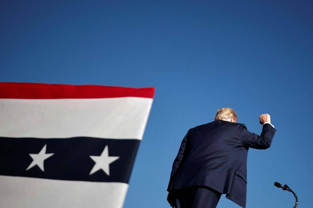 Foto del domingo del Presidente de EEUU, Donald Trump, en un en un acto de campañañ en Carson City, Nevada. Oct 18, 2020. REUTERS/Carlos Barria