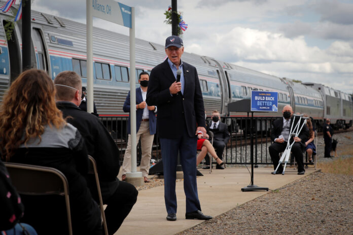 Foto del miércoles sdel candidato demócrata a la presidencia de EEUU, Joe Biden, hablando con seguidores en una estación de trenes tras llegar a Alliance, Ohio. Sep 30, 2020. REUTERS/Mike Segar