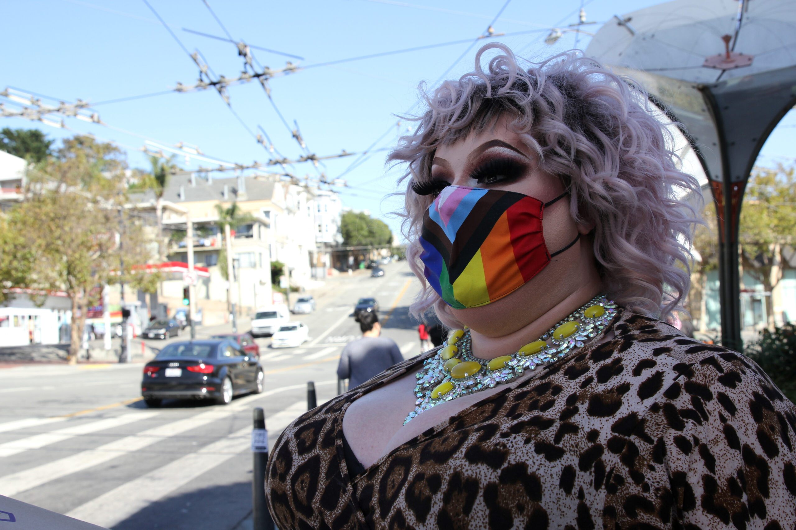 La embajadora drag de "Drag Out the Vote", "Kylie Minono", espera cruzar la calle antes de un espectáculo de mediodía al aire libre en San Francisco, California, EEUU. 27 de septiembre de 2020. REUTERS/Nathan Frandino