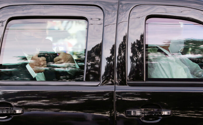 Foto del domingo del presidente de EEUU, Donald Trump, saludando a los seguidores congregados fuera del hospital militar donde es tratado por coronavirus. Oct 4, 2020. REUTERS/Cheriss May.