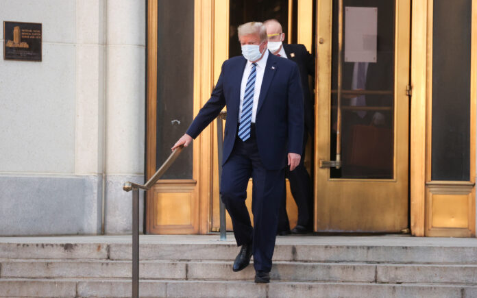 El presidente de los Estados Unidos, Donald Trump, sale por la puerta principal y baja las escaleras del centro médico militar Walter Reed después de un cuarto día de tratamiento por coronavirus. 5 de octubre de 2020.REUTERS/Jonathan Ernst
