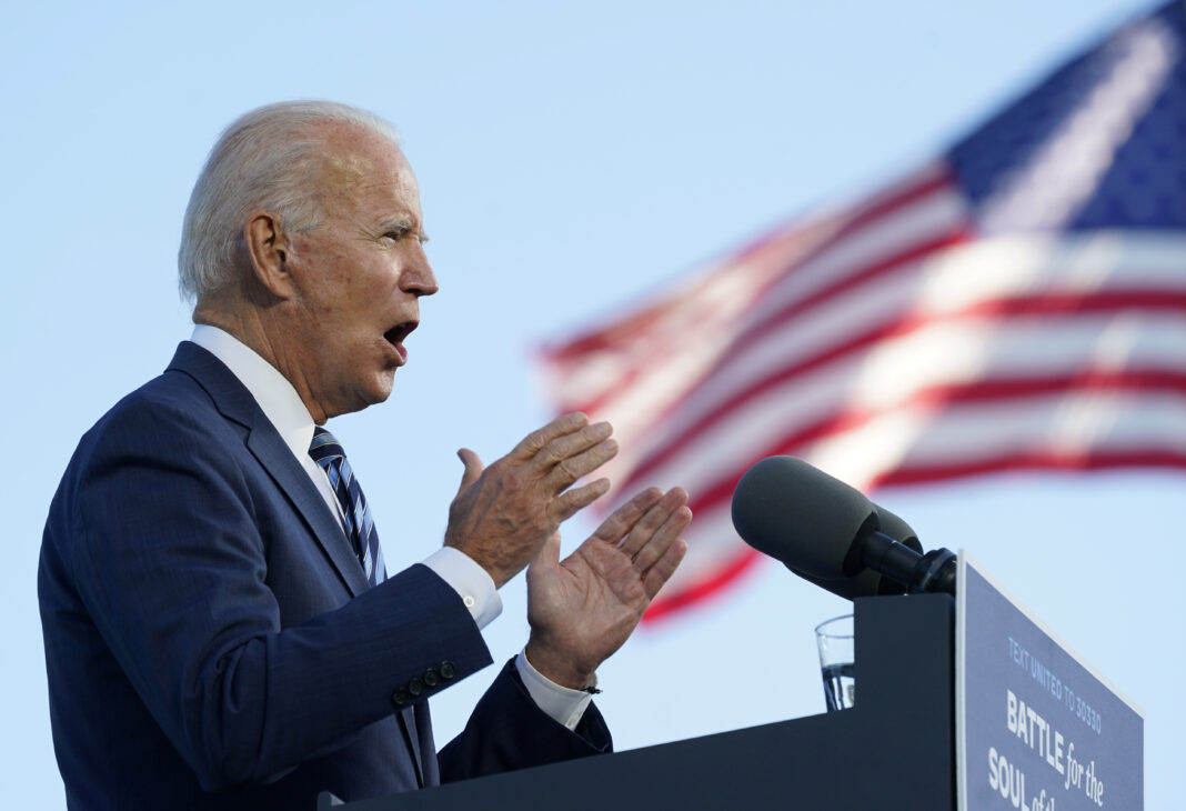 El candidato presidencial demócrata Joe Biden durante una mítin de campaña en Gettysburg, Pensilvania, EEUU, el 6 de octubre de 2020. REUTERS/Kevin Lamarque