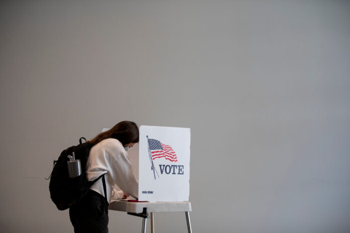 FOTO DE ARCHIVO: Una persona vota para las próximas elecciones presidenciales en Ann Arbor, Michigan, EEUU. 24 de septiembre de 2020. REUTERS/Emily Elconin